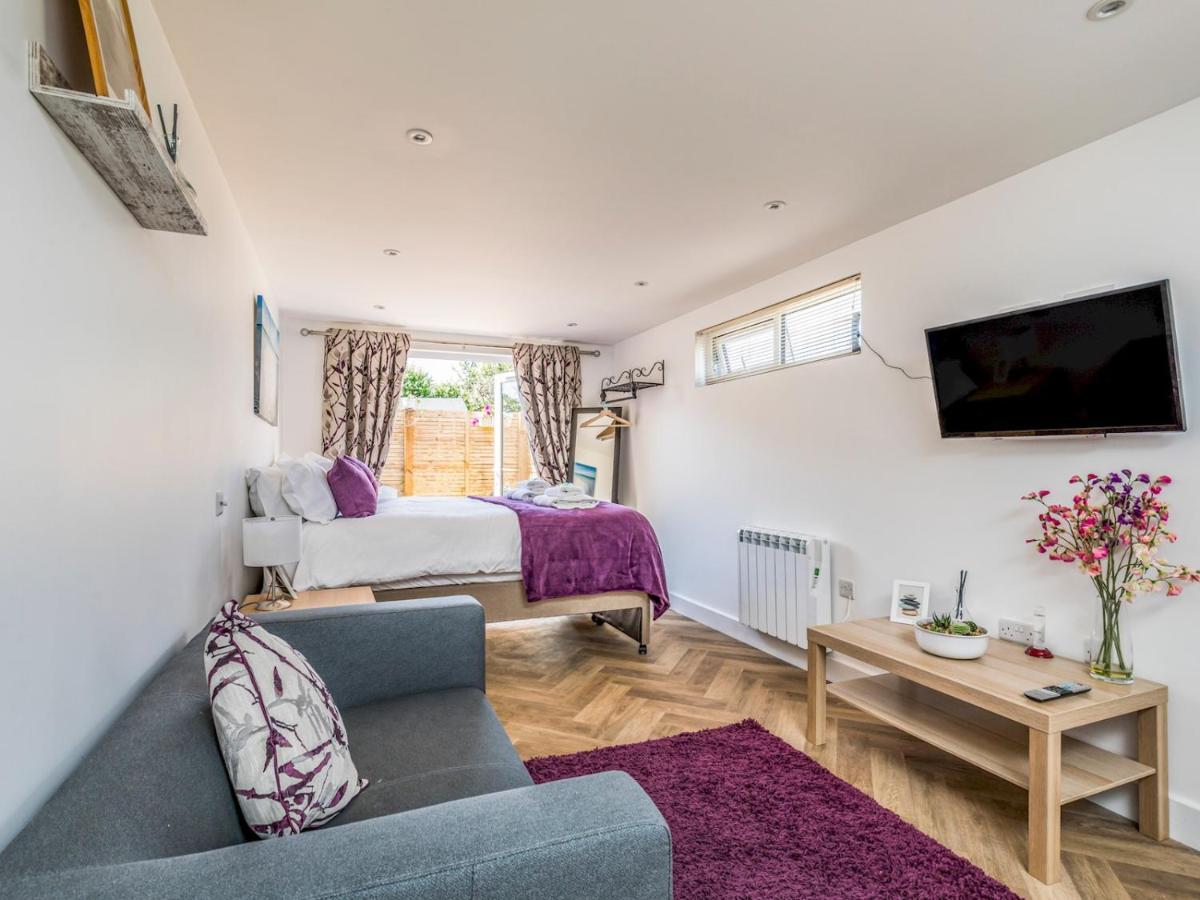 Pass The Keys Charming Chalet A Stones Throw From The Beach Chichester Luaran gambar