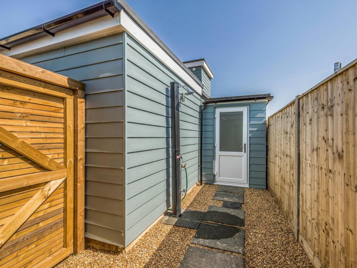 Pass The Keys Charming Chalet A Stones Throw From The Beach Chichester Luaran gambar