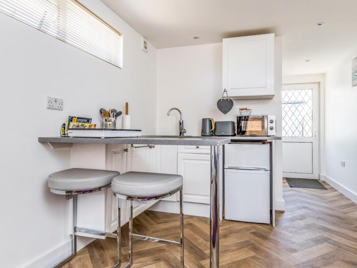 Pass The Keys Charming Chalet A Stones Throw From The Beach Chichester Luaran gambar