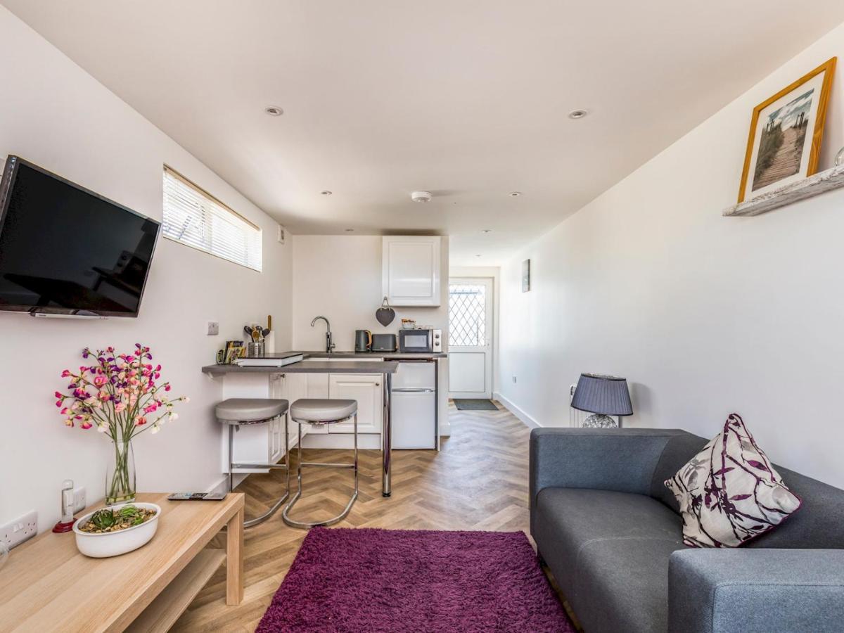 Pass The Keys Charming Chalet A Stones Throw From The Beach Chichester Luaran gambar