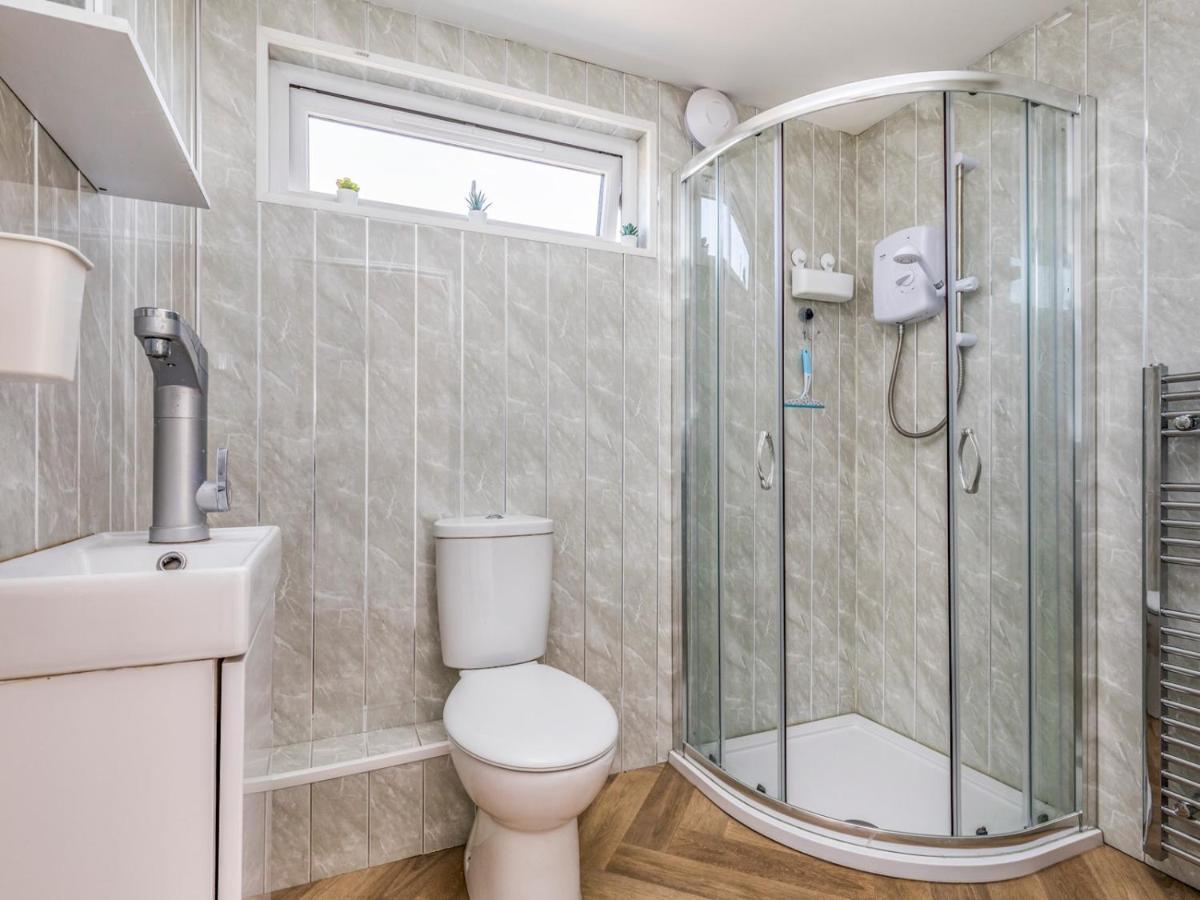 Pass The Keys Charming Chalet A Stones Throw From The Beach Chichester Luaran gambar