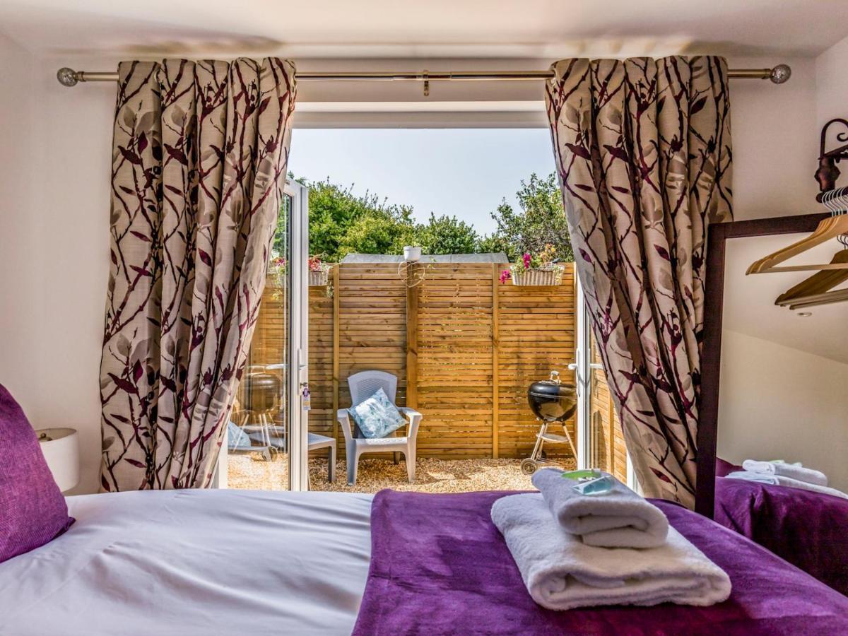 Pass The Keys Charming Chalet A Stones Throw From The Beach Chichester Luaran gambar